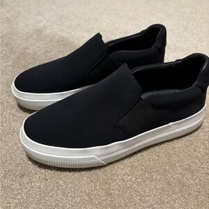 Vince slip on sneakers 6.5